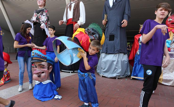 Pequeños y mayores disfrutan de los Gigantes y Cabezudos