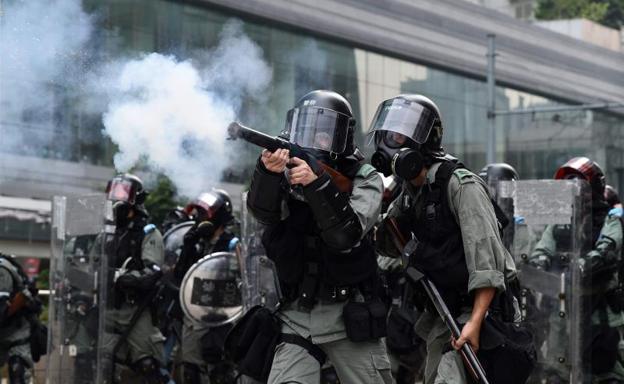 La furia calienta Hong Kong para el 70 aniversario de China