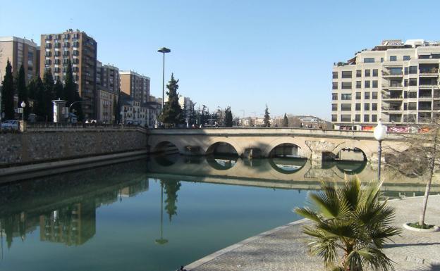 Dos jóvenes detenidos por arrojar a un menor por el puente romano del Genil de Granada