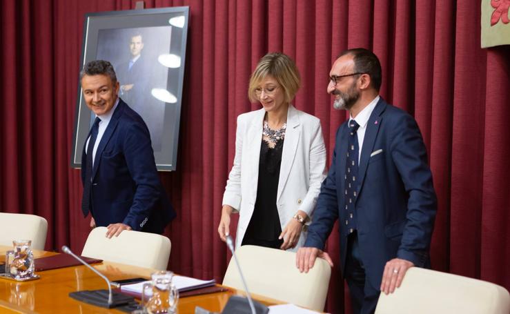 Los gestos, los encuentros y las conversaciones en el Pleno de Logroño