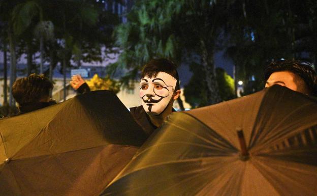 Hong Kong prohíbe las máscaras con multas de hasta 4.000 euros