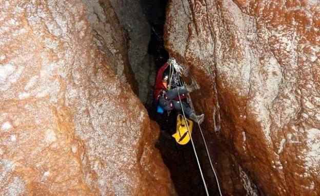 Complicado rescate de un espeleólogo muerto en una cueva de Guadalajara