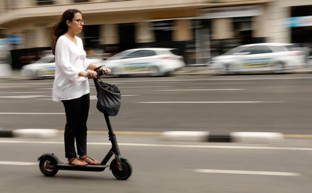 La DGT pretende vetar las aceras a la circulación de los patinetes eléctricos y bicicletas