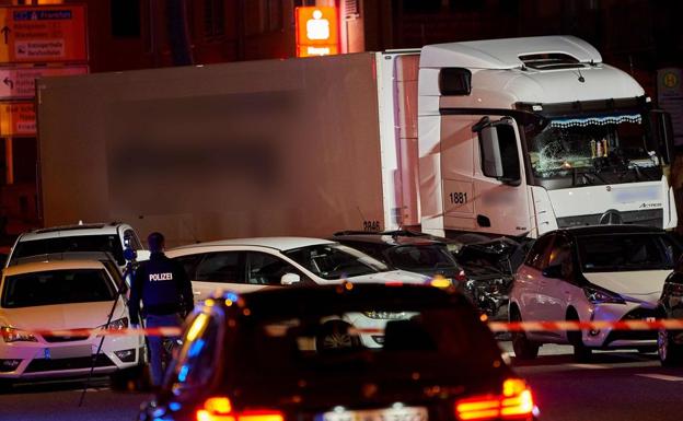 Alemania no descartan el movil terrorista en el accidente de un camión que embistió varios coches