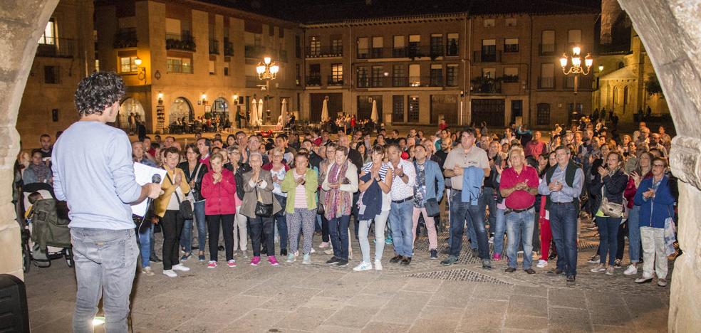 La concentración contra la moción de censura reúne a unas 250 personas en Santo Domingo