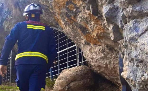 Localizan en buen estado a los dos jóvenes desaparecidos en una cueva de Álava