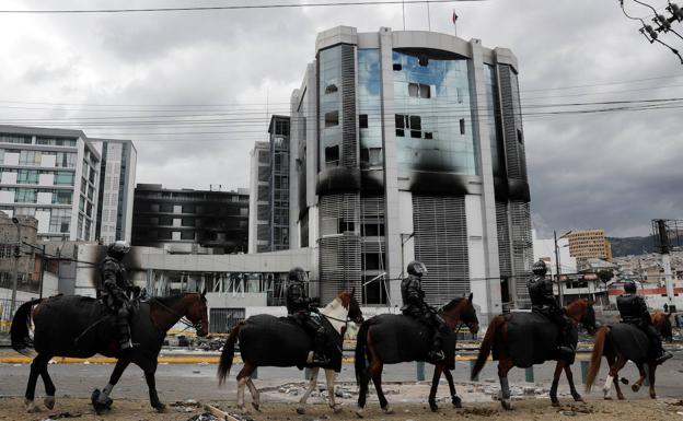 Gobierno e indígenas inician el diálogo en una capital ecuatoriana desolada por las protestas