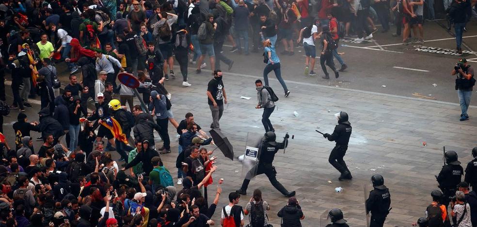 Un manifestante de El Prat pierde un ojo por una pelota de goma