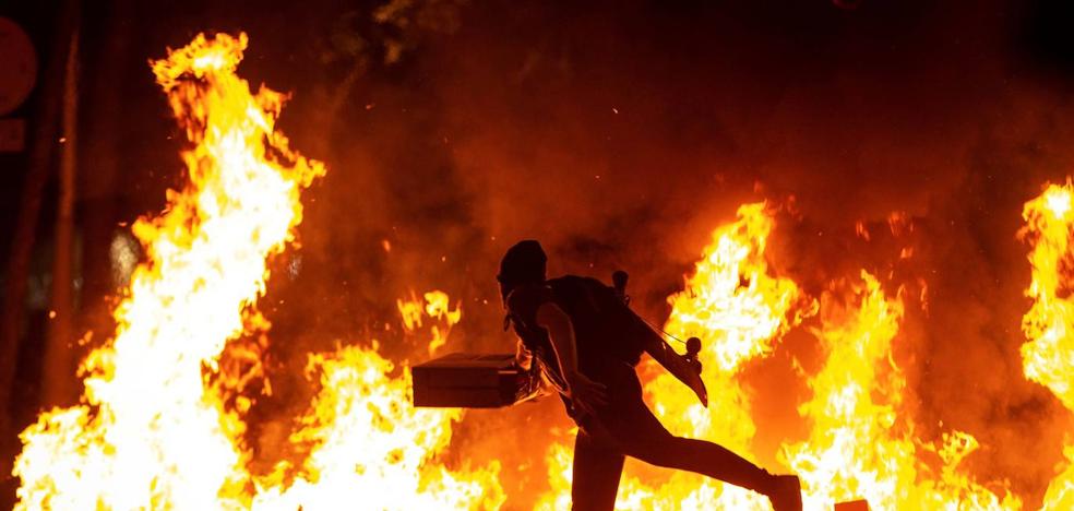 Más de 5.000 encapuchados participaron en la noche más violenta del independentismo catalán