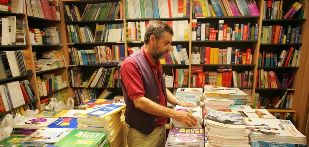 Críticas al sector editorial de padres y docentes por el precio del libro de texto