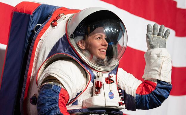 La NASA presenta sus nuevos trajes espaciales de «talla única» para volver a la luna