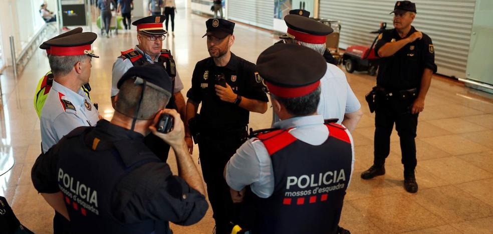 Policías nacionales y mossos se unen al otro lado de la barricada