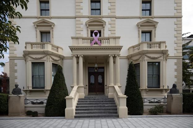 Un gran lazo en el Palacio de Gobierno