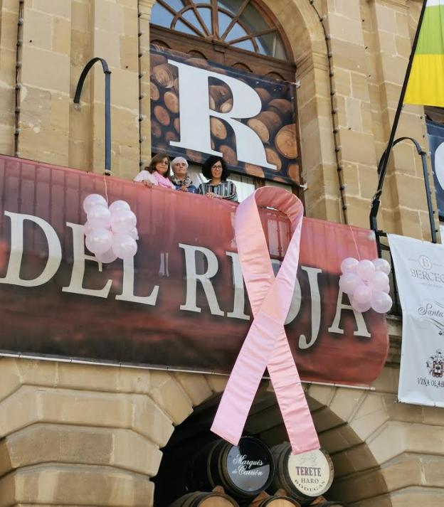 Símbolo solidario en la fachada del Ayuntamiento