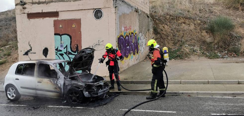 Arde un coche en la calle Gonzalo de Berceo de Haro