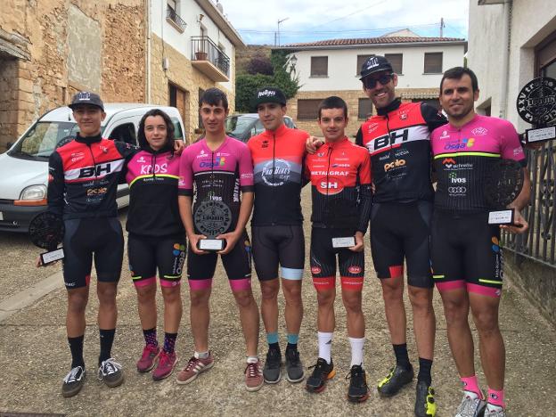 Manso vuelve a ganar en Élite en el Open de Navarra y otros seis riojanos logran podio