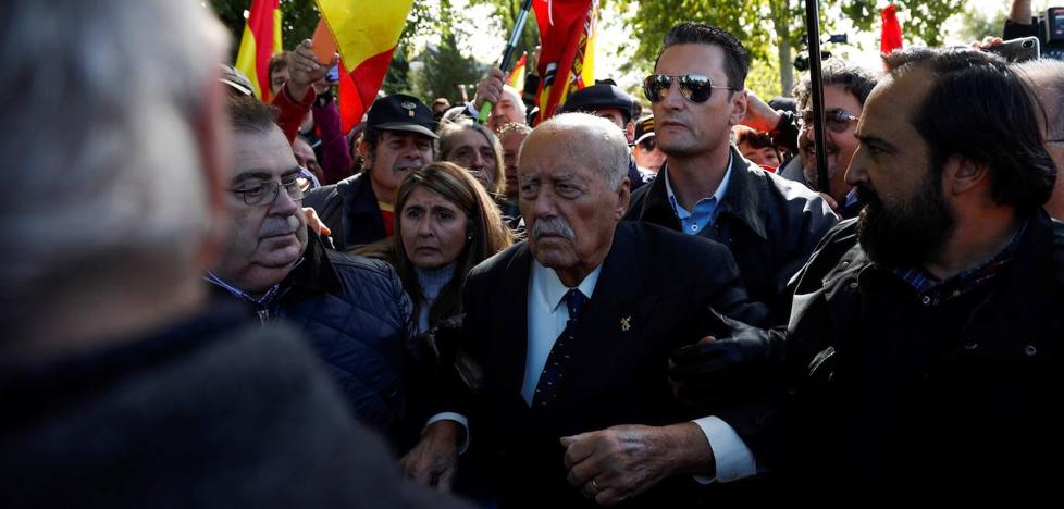 Un entierro sin honores militares pero con águilas y el 'Cara al sol'