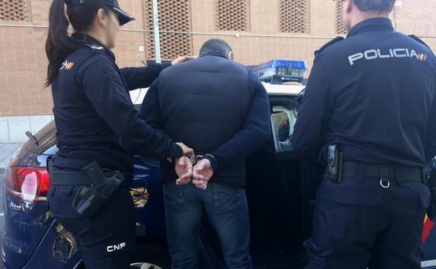 Detenido un estafador profesional que se hacía pasar por un rico empresario griego