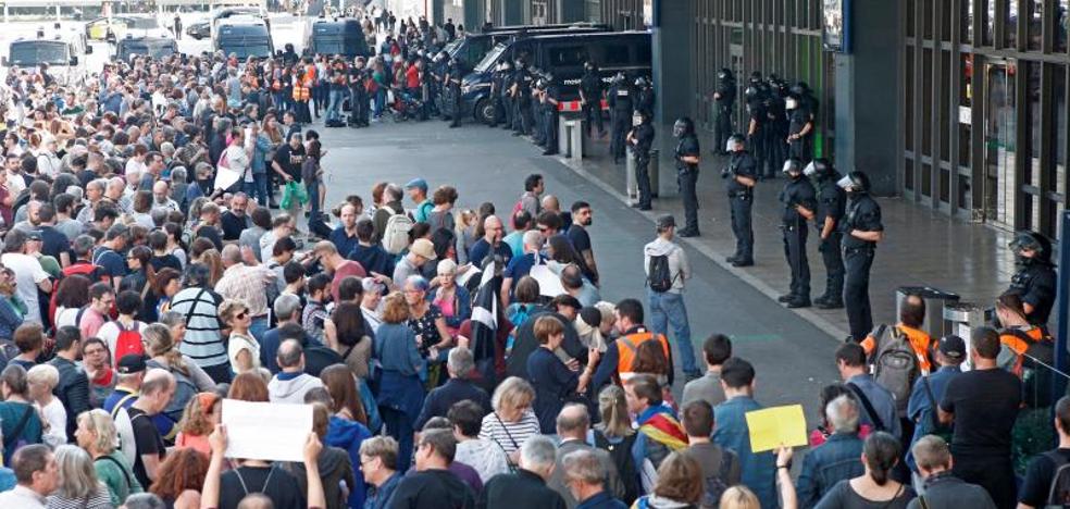 Vítores a la Policía y pícnic en Sants