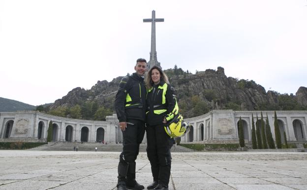 Dos moteros de Elche, los primeros en visitar el Valle de los Caídos tras la exhumación de Franco