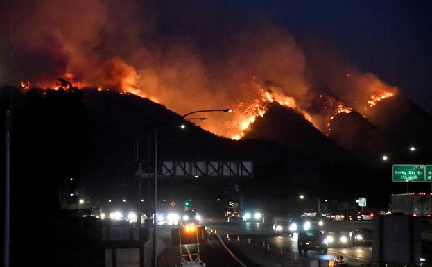 Miles de personas abandonan Los Ángeles por los incendios