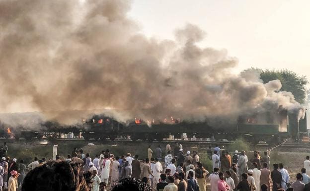 Al menos 73 muertos en un incendio en un tren en Pakistán