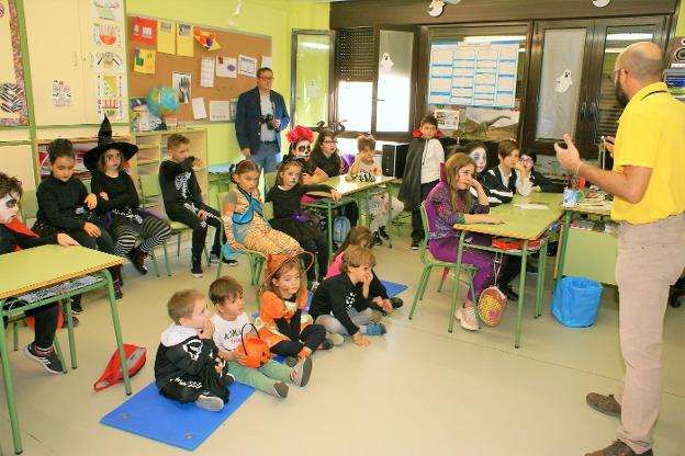 Los escolares de Anguiano reciben información sobre el reciclaje de residuos