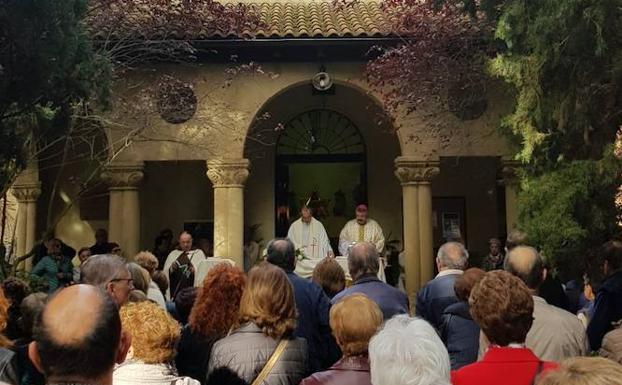 El obispo oficia la misa en el cementerio de Logroño