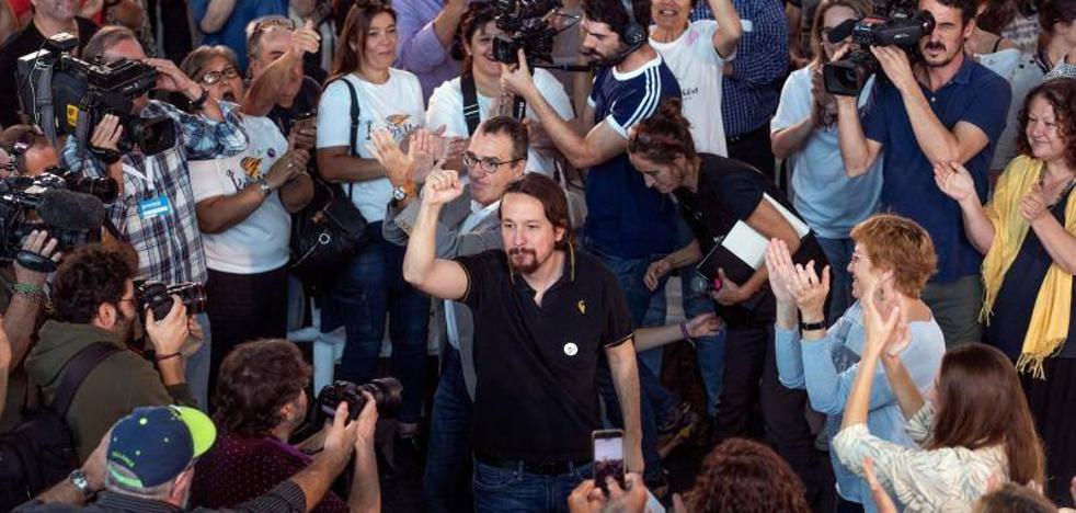 Iglesias oscila entre el ataque al bipartidismo y no romper con el PSOE