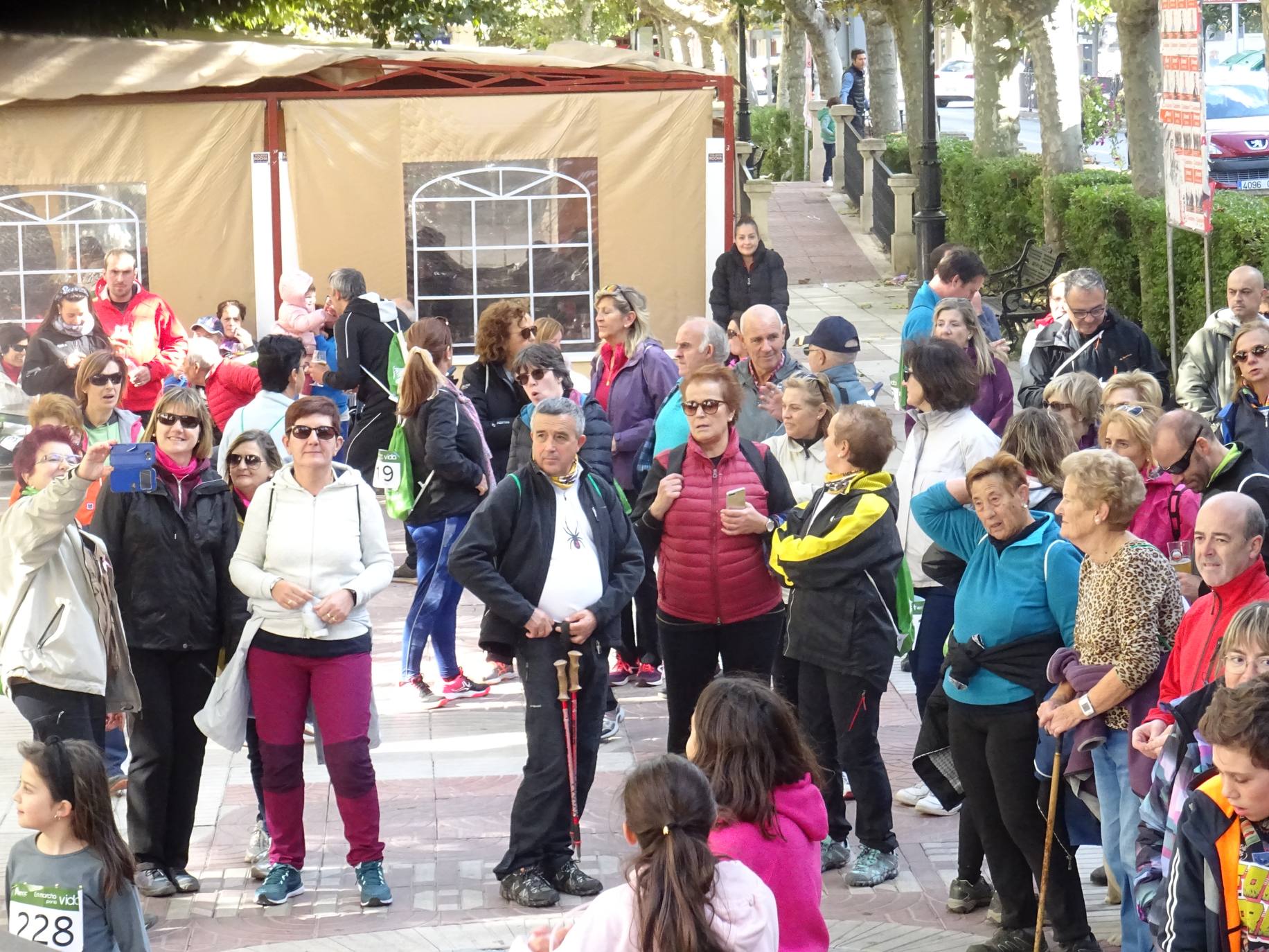 Paseo 'Por la vida', celebrado entre Santo Domingo de la Calzada y Santurde de Rioja, a beneficio de la AECC de La Rioja