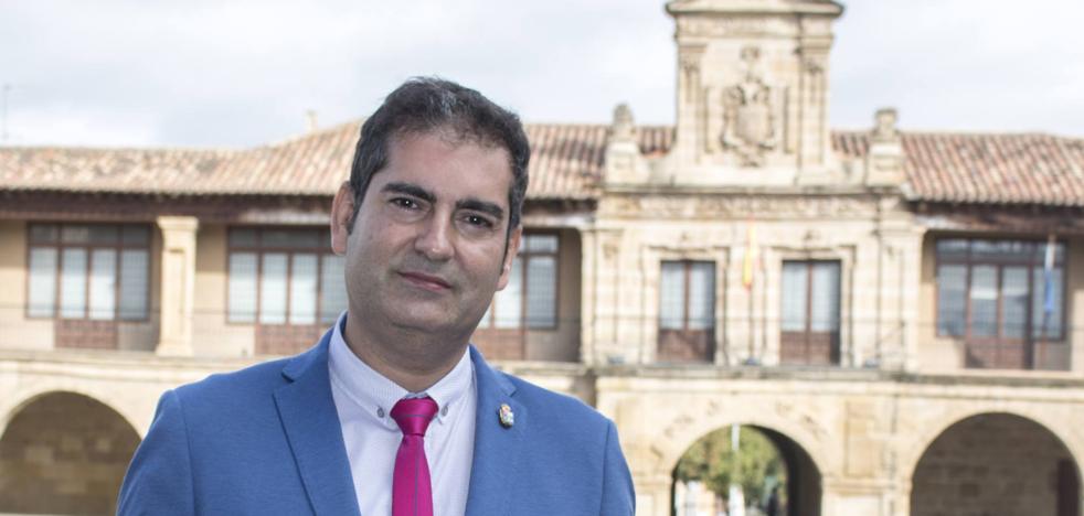 El alcalde de Santo Domingo percibirá 2.600 euros brutos al mes por una dedicación al 90%