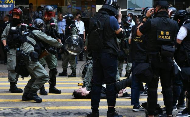 Prenden fuego a un hombre que discutía con los manifestantes en Hong Kong