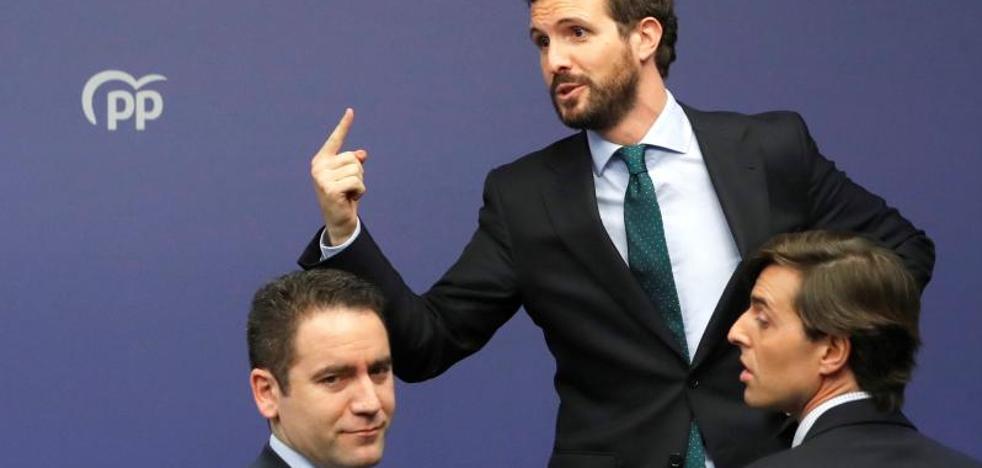 Casado se desprende de la presión del desbloqueo tras el pacto de la izquierda