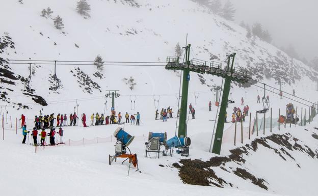 Nos montamos en una moto de nieve: así está Valdezcaray