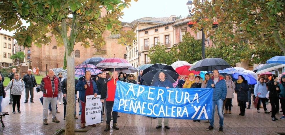 Ochenta personas protestan para pedir la apertura del acceso por Peñaescalera