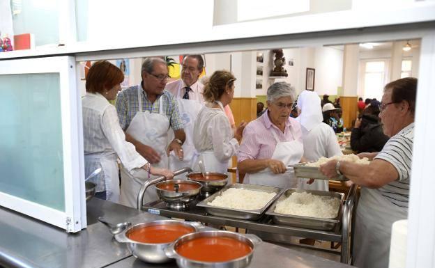 La Federación de Peñas de Logroño y José Alfaro, delantales solidarios de la Cocina Económica de Logroño