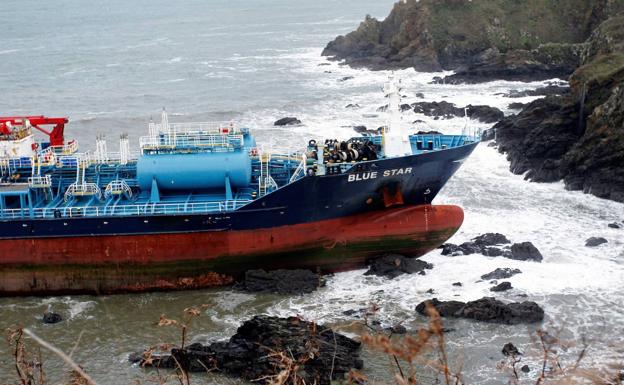 Fracasa el primer intento de remolcar el buque 'Blue Star', encallado en La Coruña