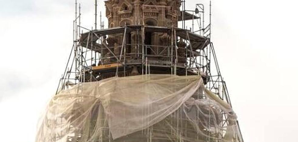 Comienza el desmontaje del andamiaje de la torre exenta de la catedral de Santo Domingo