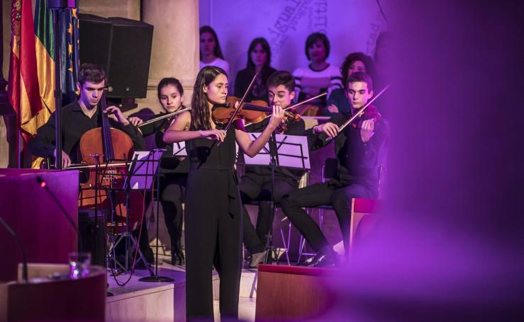 Performance de estudiantes de la UR en el Parlamento por el Día Internacional de la Eliminación de la Violencia contra la Mujer