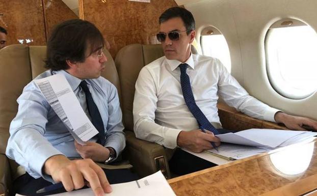 El Rioja se embarca en los aviones del rey y de Pedro Sánchez