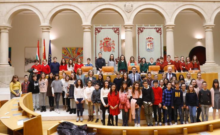 Los niños participan en un acto para celebrar el Día de la Constitución