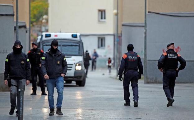 Gran redada contra el tráfico de armas, drogas y blanqueo en Badalona