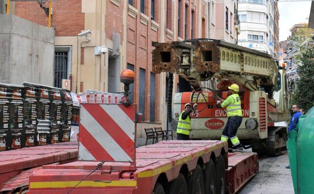 Una pilotadora de 17,5 metros y 80 toneladas para cimentar Correos