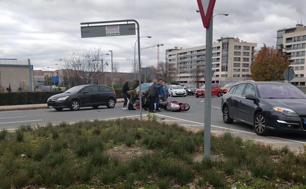 Una motorista trasladada al San Pedro tras una caída