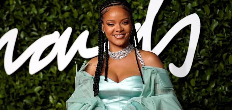 Rihanna irrumpe con fuerza en los Premios de la Moda