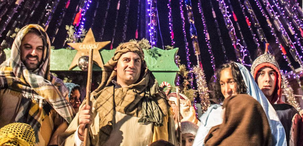 Un árbol de botellas llenas de Navidad en Grañón