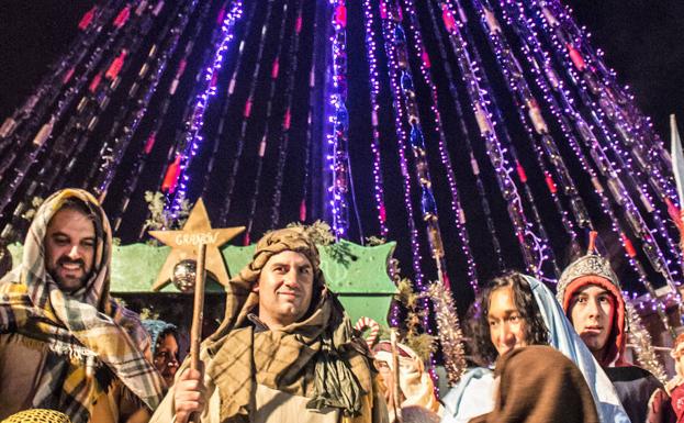 Un árbol de botellas llenas de Navidad en Grañón