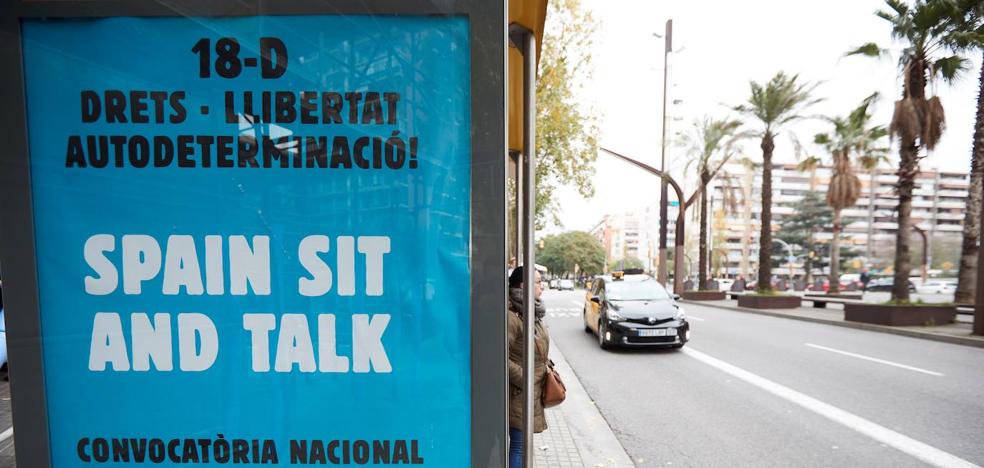 Tsunami 'okupa' marquesinas para publicitar su protesta durante el clásico