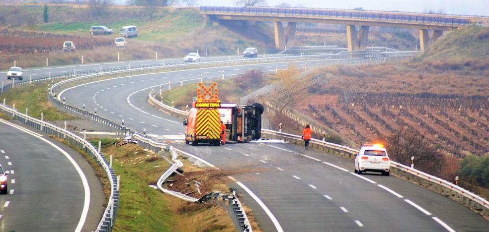 El vuelco de un camión corta la autopista en Cenicero