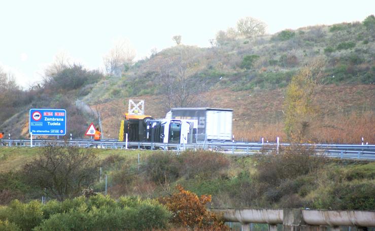 El vuelco de un camión corta la autopista en Cenicero